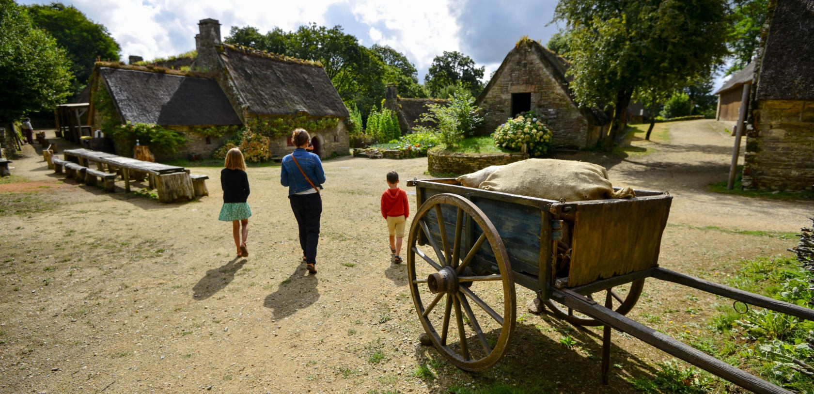 Visite avec les enfants du village de Poul Fétan, à Quistinic (Morbihan) - ©E. LEMEE - LBST Visite avec les enfants du village de Poul Fétan, à Quistinic (Morbihan) - ©E. LEMEE - LBST