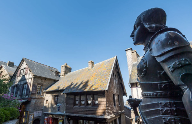 Village du Mont Saint-Michel et vue sur une armure du Moyen-Âge