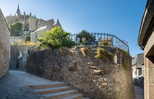 Vue de l'abbaye du Mont Saint-Michel depuis les ruelles du village