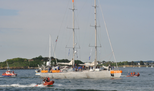 Départ du voiler TARA dans la rade de Lorient.