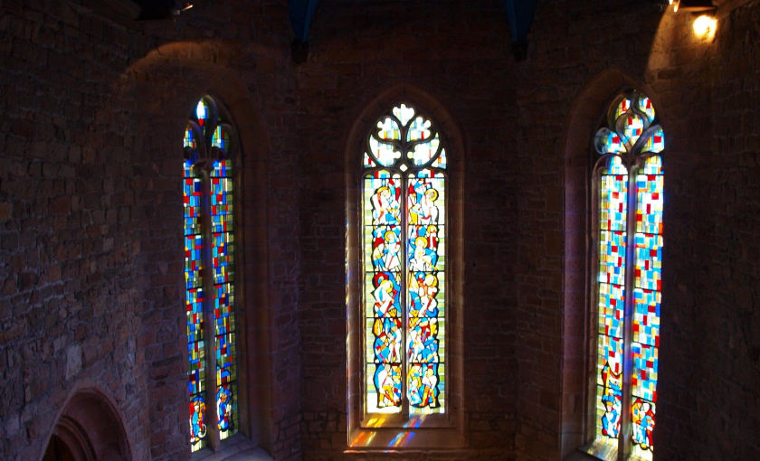 Lorient, intérieur avec vitraux de l'église de la chapelle Saint-Christophe dans le quartier de la ville en bois.