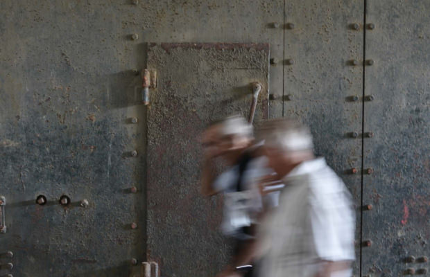 Deux personnes en visite d'un couloir de l'ancienne base de sous-marins à Lorient La Base (Lorient, Morbihan)