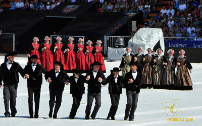 Festival Interceltique Lorient. Assistez en groupe à la Grande Parade au stade du Moustoir.