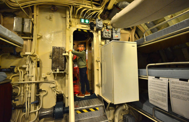 Visite avec les enfants de l'intérieur du sous-marin Flore à Lorient La Base (Morbihan) - ©Emmanuel Lemée - LBST