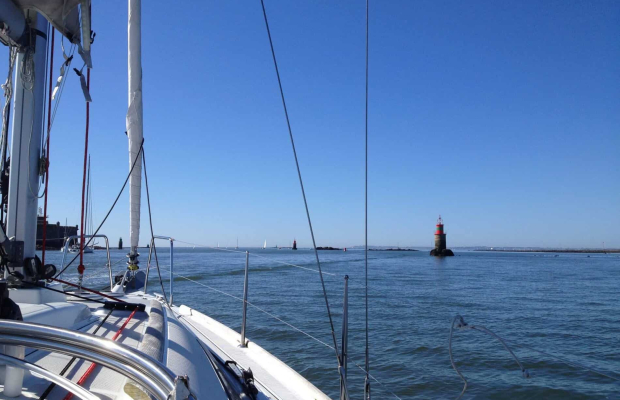 Voilier en mer au large de Larmor-Plage (Morbihan)