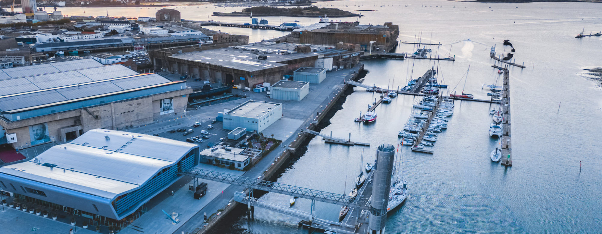 Vue aérienne de la base de sous-marins et de la rade de Lorient