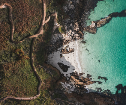 Vue aérienne de la crique de Poulziorec - plage de Tahiti beach - sur l'île de Groix (Morbihan)