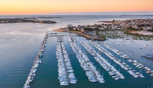 Vue aérienne du port de plaisance de Kernével à Larmor-Plage, dans la rade de Lorient (Morbihan)