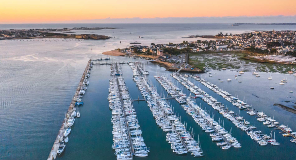 Vue aérienne du port de plaisance de Kernével à Larmor-Plage, dans la rade de Lorient (Morbihan)
