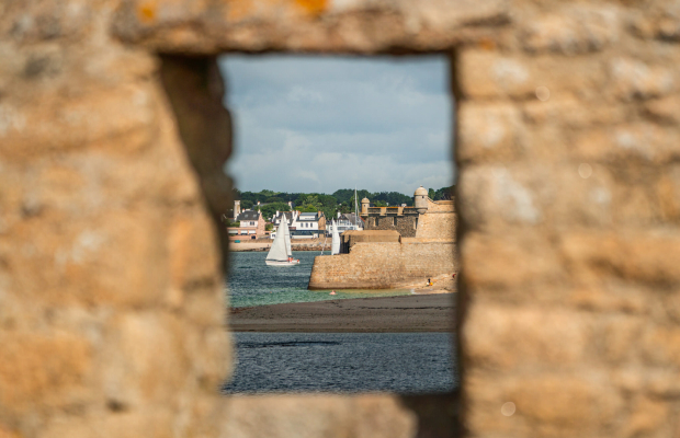 La rade de Lorient et la Citadelle de Port-Louis vue depuis les remparts qui entourent la ville (Morbihan)