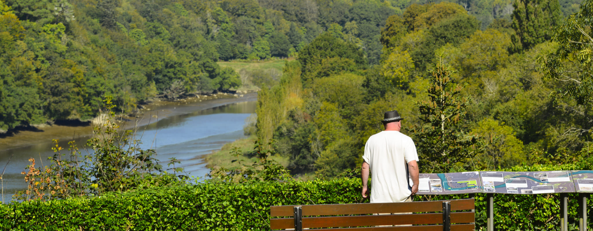 Vue panoramique sur le Blavet et table d'orientation au Bois du Duc à Hennebont (Morbihan)