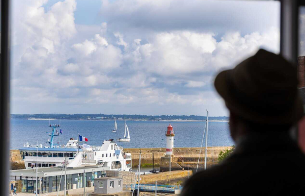 Vue sur Port-Tudy depuis la chambre d'hôtel Ty Mad à l'île de Groix (Morbihan)