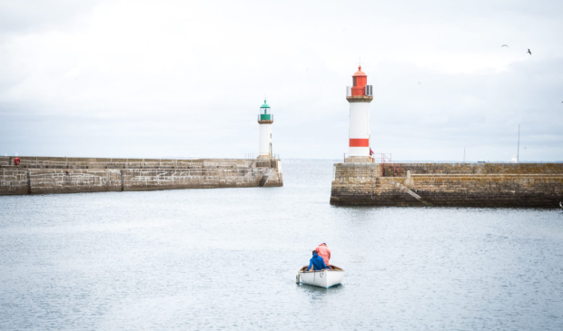 Canot prame devant les 2 phares à l'entrée de Port-Tudy à l'ile de Groix (Morbihan)