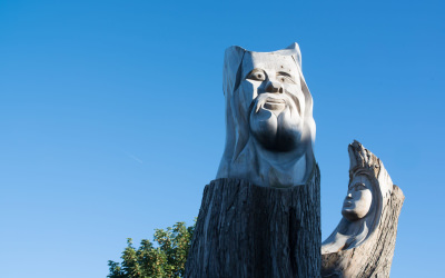 ©Totem sculpté dans le bois à larmor-plage