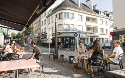 Terrasses de restaurants et cafés dans le centre-ville de Lorient (Morbihan)