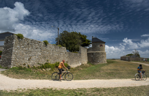 Balade à vélo le long des remparts à Port-Louis