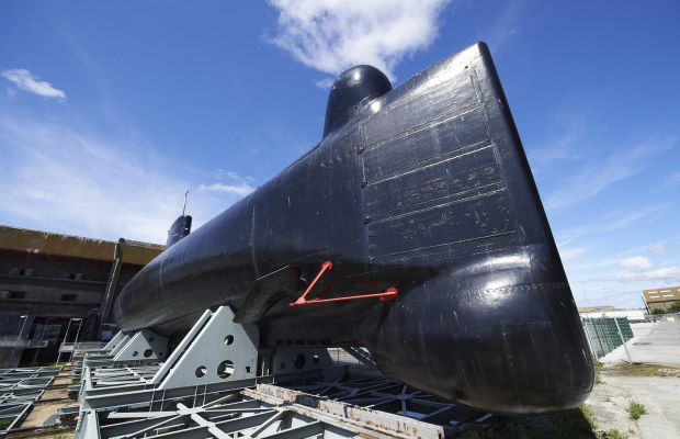 ©Yvan ZEDDA Sellor. La proue du sous-marin Flore à Lorient La Base