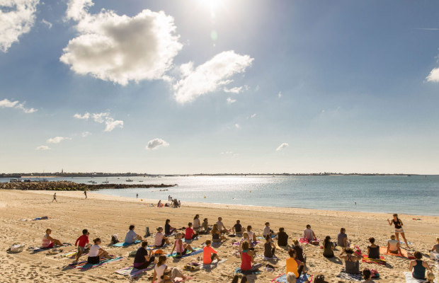 Cours de yoga sur la plage, Larmor Plage