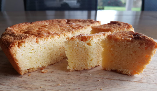 Zoom sur une part moelleuse de gâteau breton